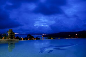 2 outdoor pools, pool loungers