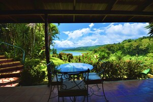 Vila, 2 quartos, geladeira, vista para o lago (Queen Cottage) | Terraço/pátio