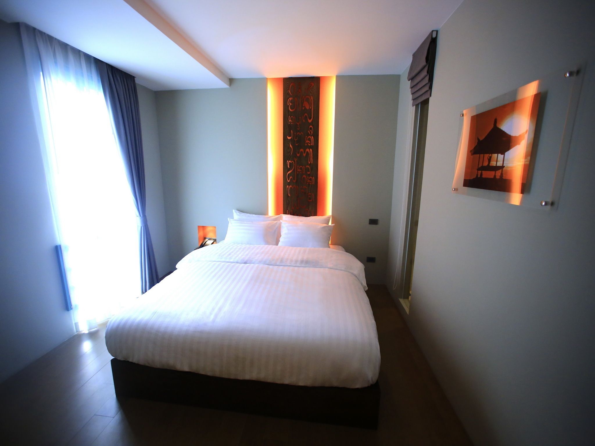 deluxe room | in-room safe, desk, blackout curtains, free wifi
