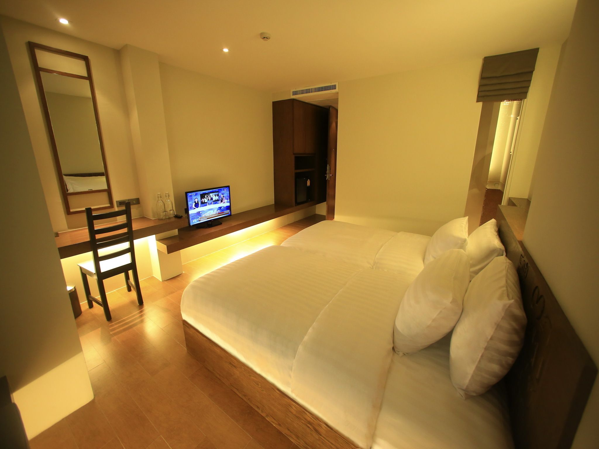 deluxe room | in-room safe, desk, blackout curtains, free wifi