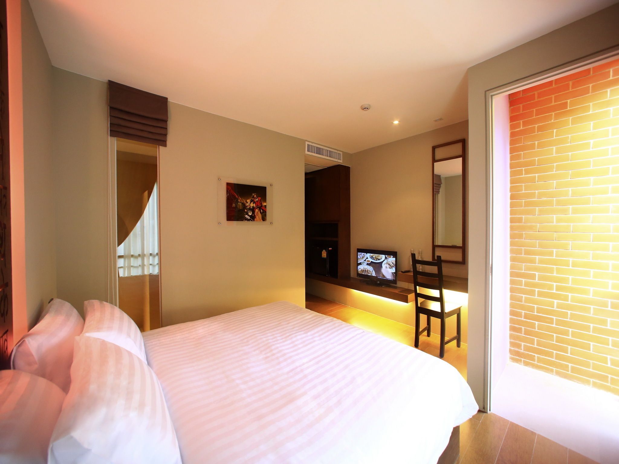 deluxe room | in-room safe, desk, blackout curtains, free wifi