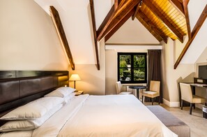 Phòng Suite dành cho gia đình, 2 phòng ngủ | Bộ trải giường bằng vải cotton Ai Cập, bộ đồ giường cao cấp 