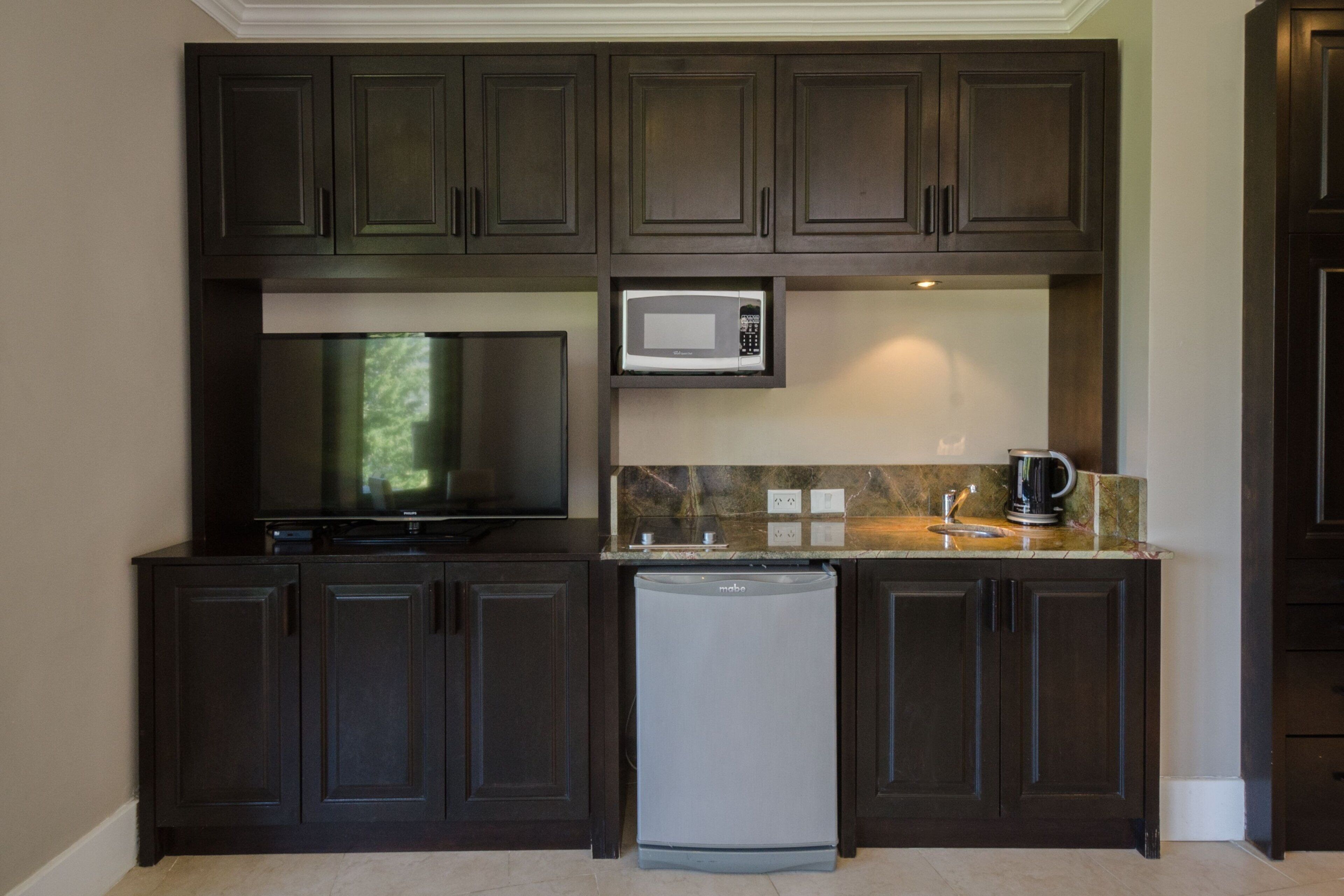 fridge, microwave, stovetop, coffee/tea maker