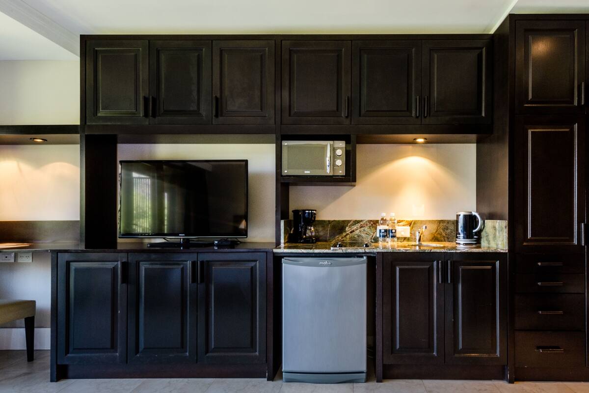 fridge, microwave, stovetop, coffee/tea maker