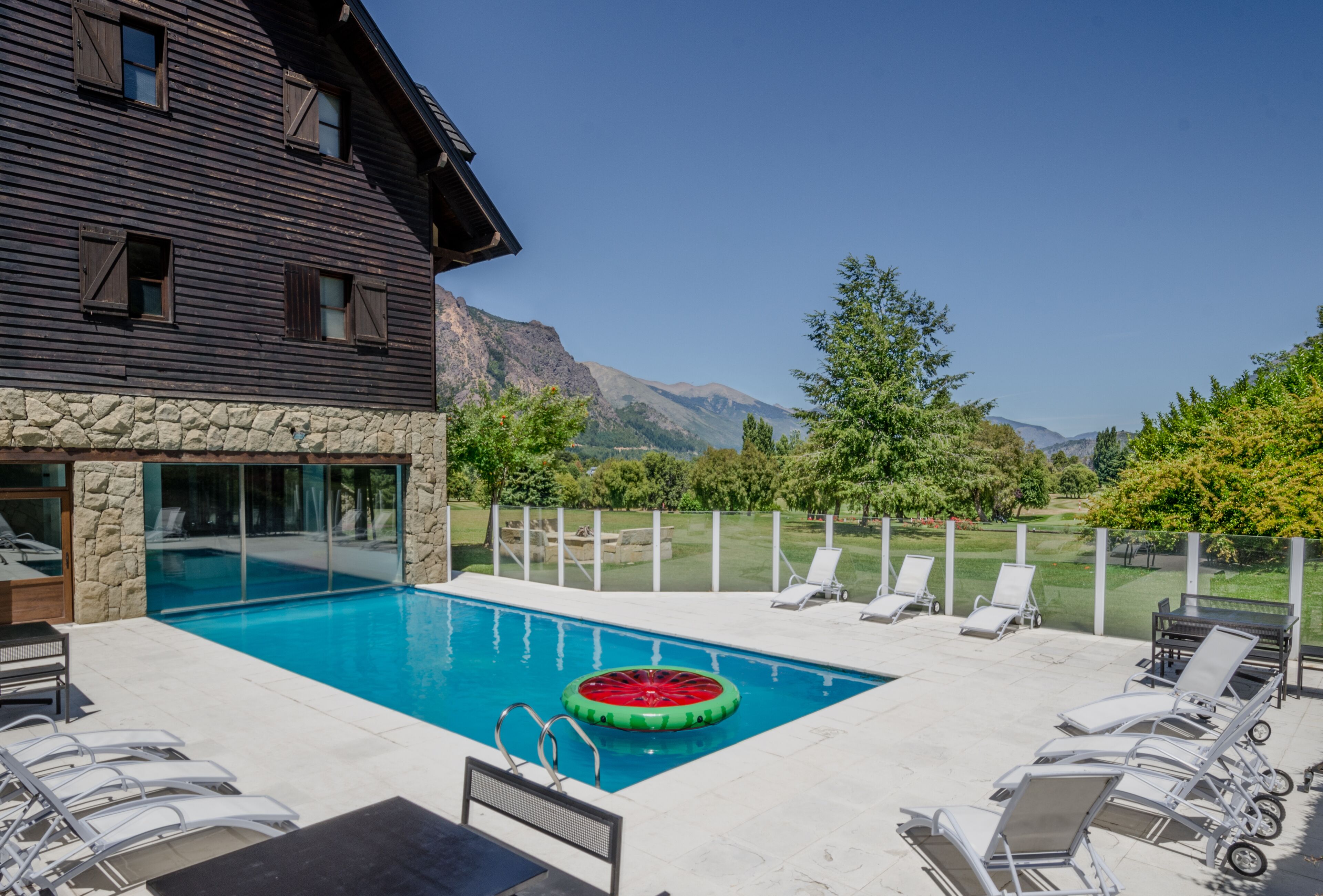 室内游泳池，日光浴躺椅