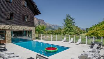 Alberca techada y camastros