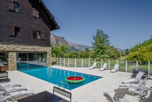 Piscine couverte, chaises longues