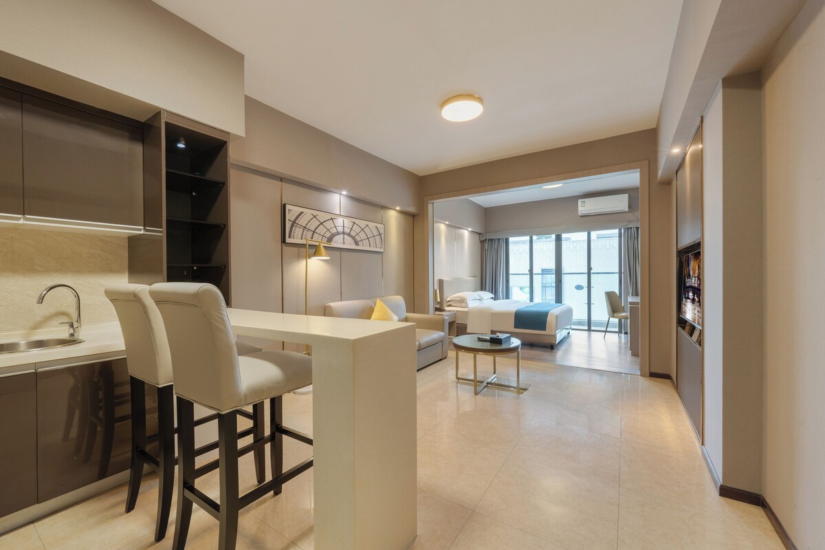 Executive Suite | Premium bedding, minibar, in-room safe, desk