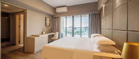 Executive Suite | Premium bedding, minibar, in-room safe, desk