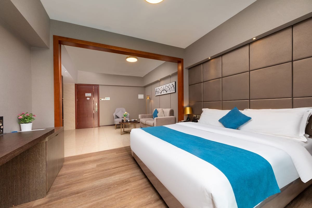 Hochwertige Bettwaren, Minibar, Zimmersafe, Schreibtisch