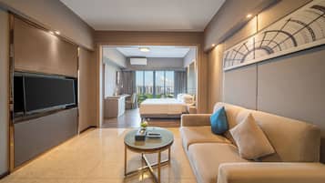 Executive Suite | Premium bedding, minibar, in-room safe, desk