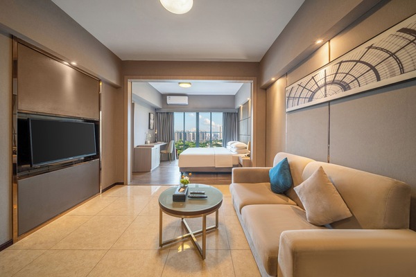 Executive Suite | Premium bedding, minibar, in-room safe, desk