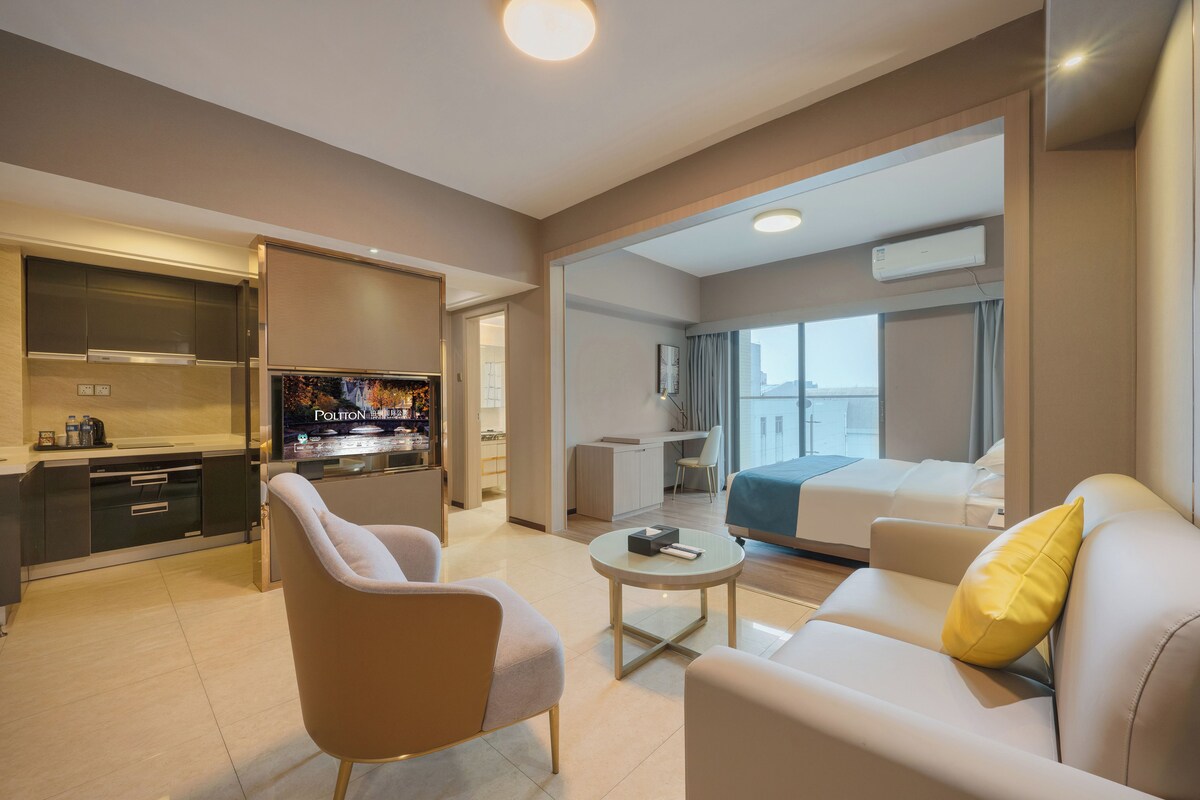 Deluxe Suite, 1 Queen Bed | Premium bedding, minibar, in-room safe, desk