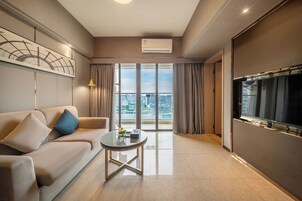 Business Suite, 1 Queen Bed | Terrace/patio