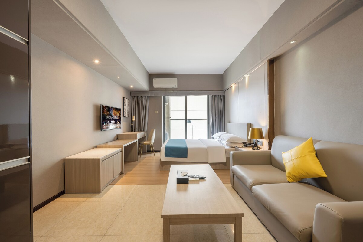 Deluxe Room, 1 Queen Bed | Premium bedding, minibar, in-room safe, desk