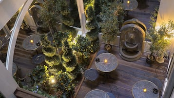 Daily continental breakfast (EUR 22 per person)