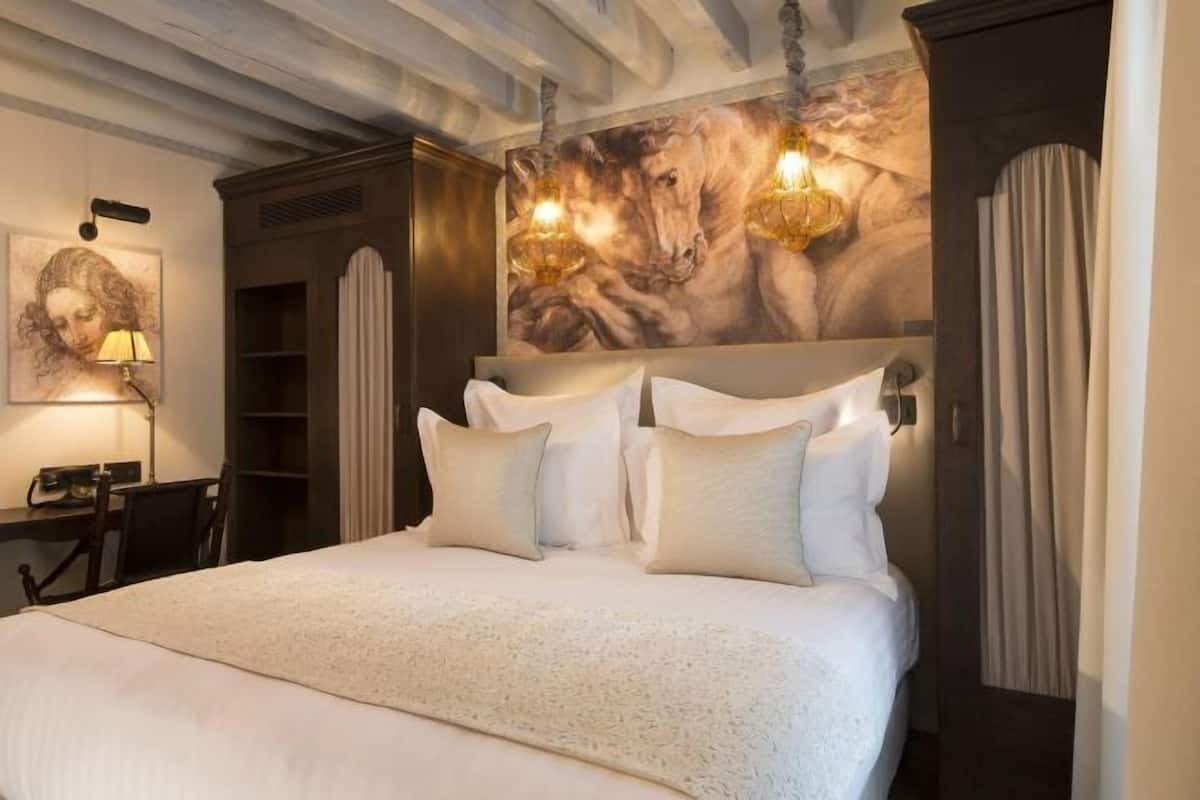 Literie de qualité, lit avec matelas à plateau-coussin, minibar