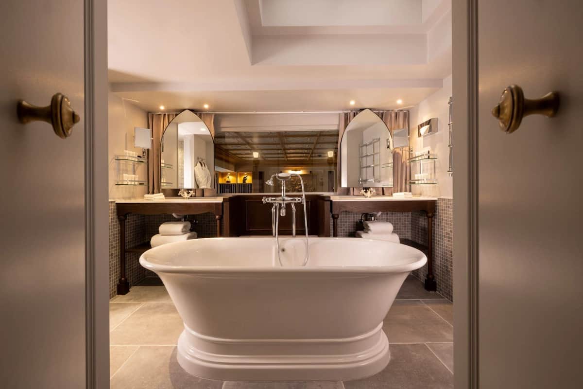 Ático Premium, 2 habitaciones | Baño | Cabezal de ducha tipo lluvia y artículos de higiene personal gratuitos