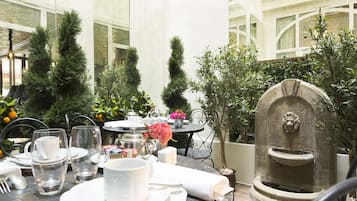 Desayuno continental (EUR 22 por persona)