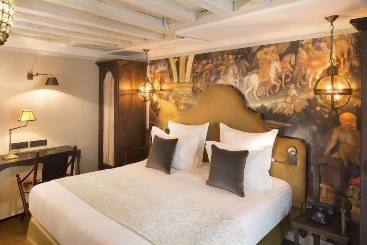 Literie de qualité, lit avec matelas à plateau-coussin, minibar