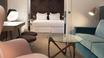 Una televisión LCD, una estación de conexión para iPod