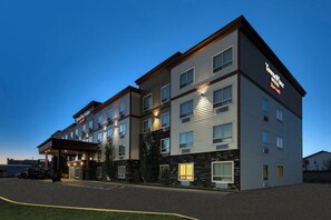 Welcome to TownePlace Suites, a multi-story hotel with a covered entrance and convenient parking.
