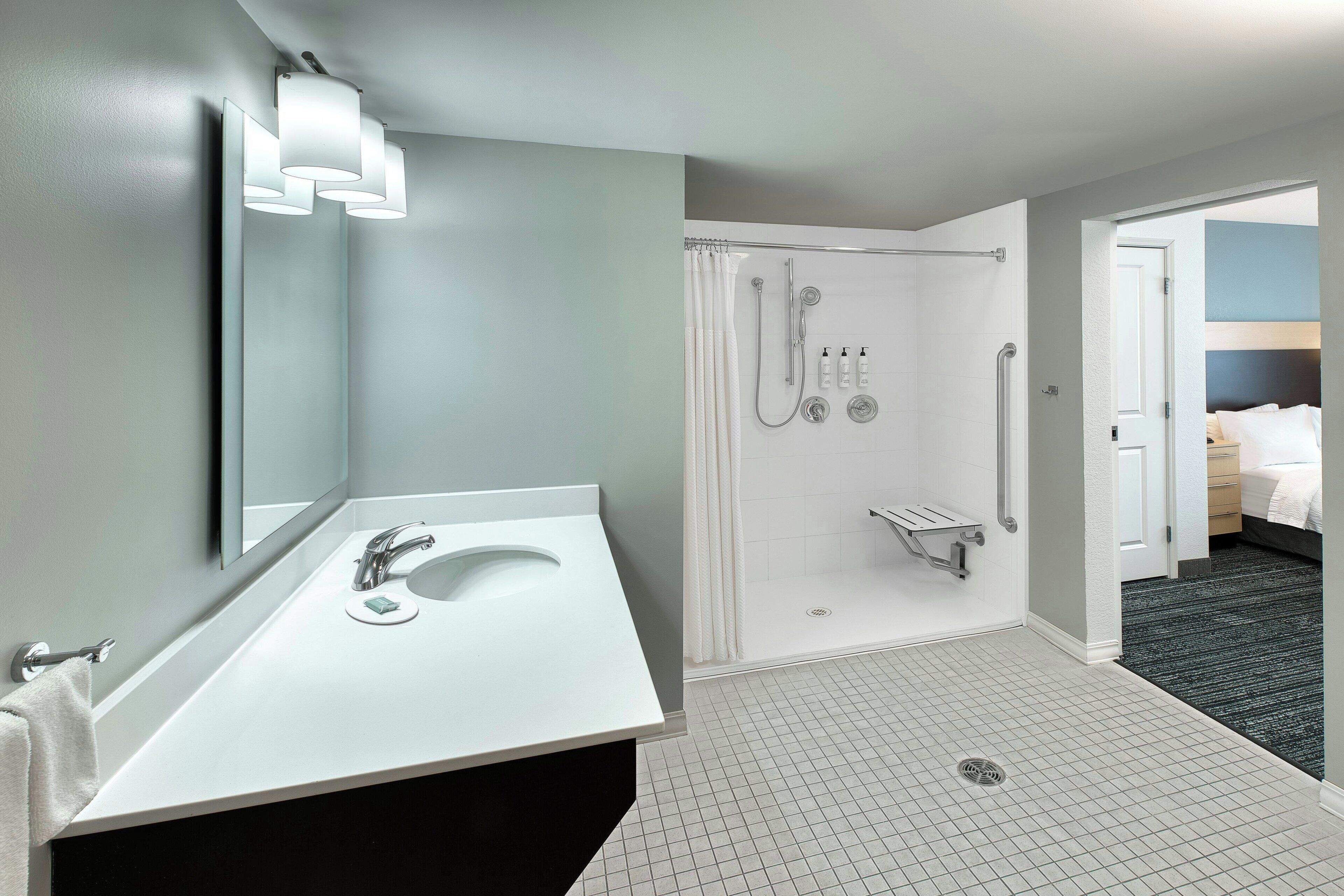 suite, 1 bedroom | bathroom | shower, designer toiletries, hair dryer, bathrobes