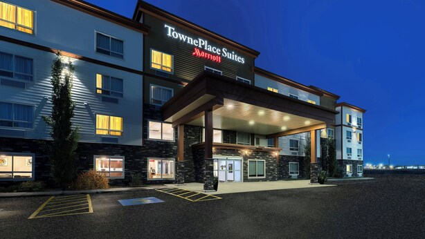 A TownePlace Suites Marriott hotel with a covered entrance, multiple windows, and a parking lot. - Towneplace Suites by Marriott Red Deer (Red Deer)