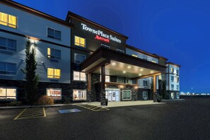 A TownePlace Suites Marriott hotel with a covered entrance, multiple windows, and a parking lot. - Towneplace Suites by Marriott Red Deer (Red Deer)