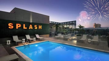 Piscina externa, guarda-sóis, espreguiçadeiras