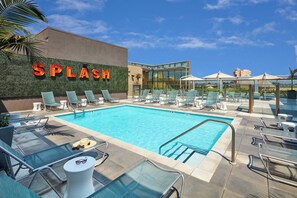 Outdoor pool, pool umbrellas, sun loungers - SpringHill Suites by Marriott at Anaheim Resort/Conv. Cntr (Anaheim)