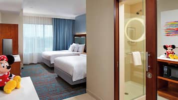 Escritorio, cortinas blackout y tabla de planchar con plancha