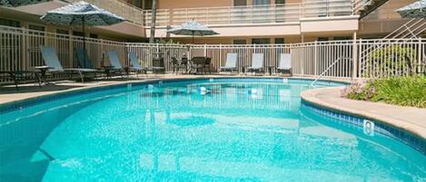 Außenpool, Sonnenschirme, Liegestühle