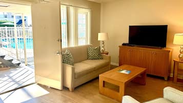 Suite, 1 habitación, accesible en silla de ruedas | Zona de estar | Una televisión de pantalla plana