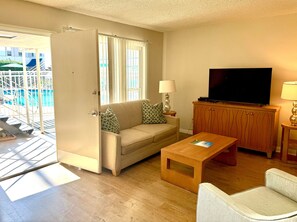 Living area - La Jolla Riviera Inn (La Jolla)