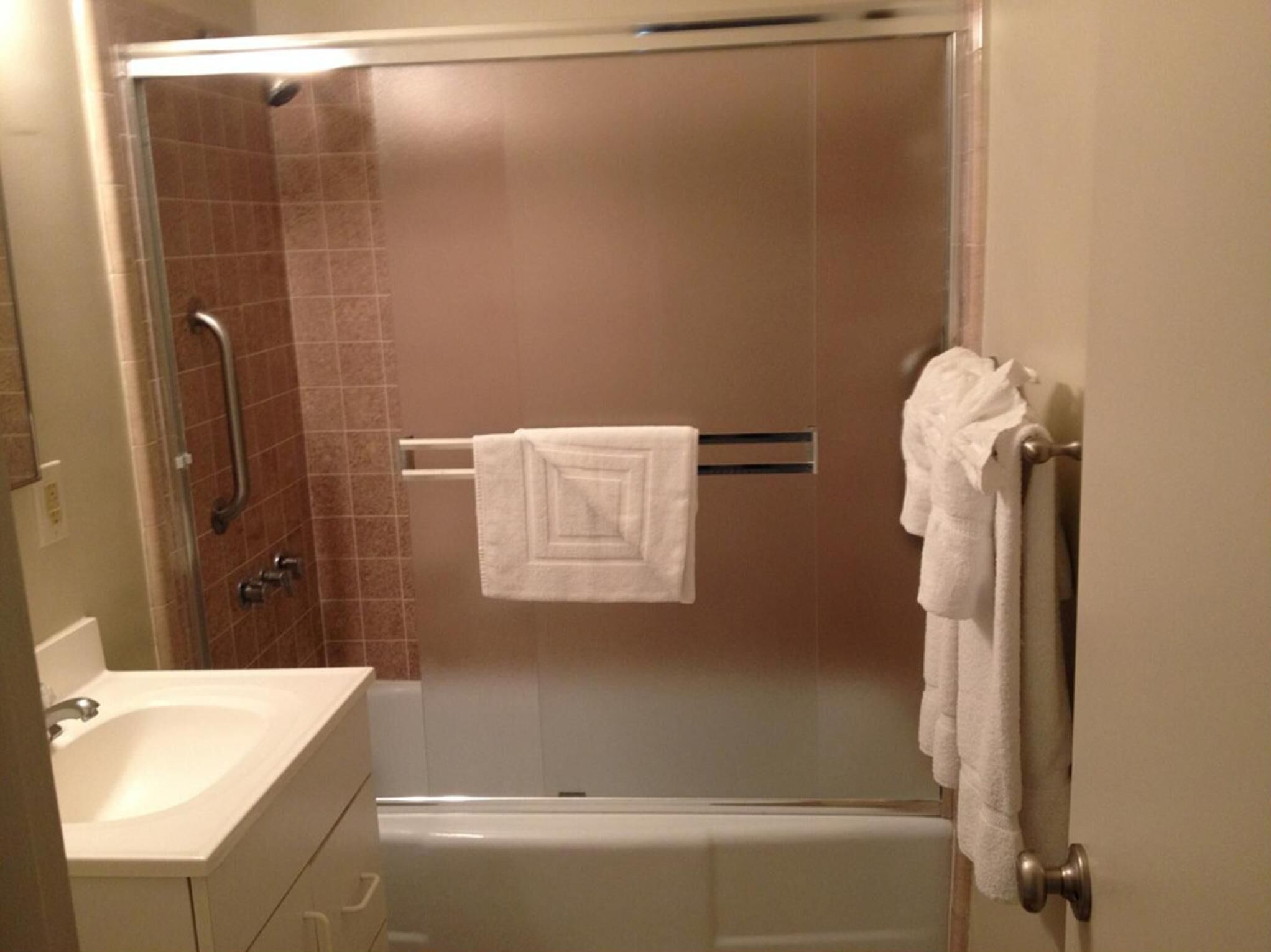 combined shower/bathtub, free toiletries, hair dryer, towels