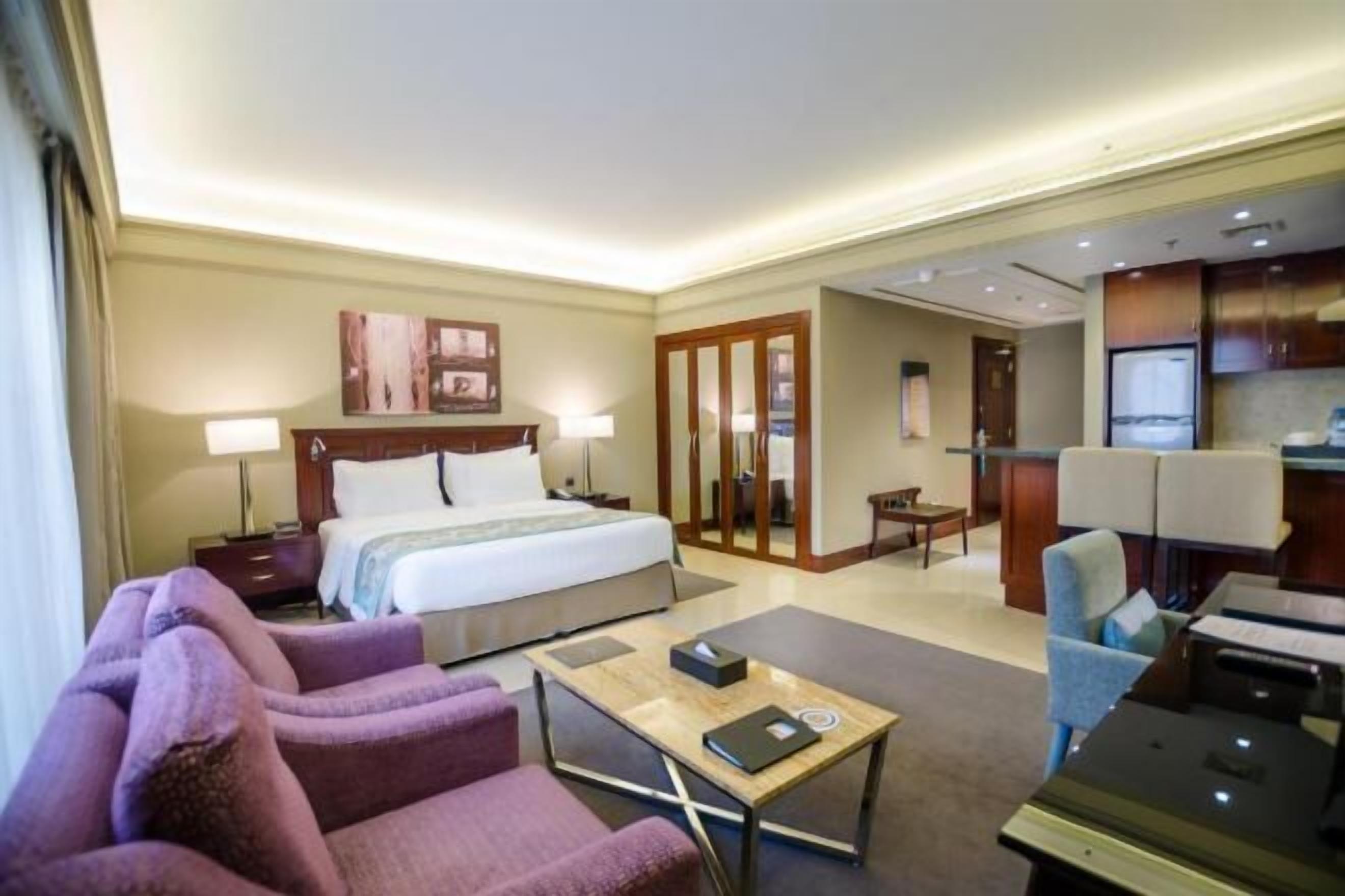 Una cassaforte in camera, con arredamento individuale, una scrivania