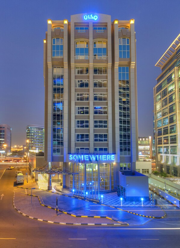 Façade de lâhĂ©bergement â soirĂ©e/nuit