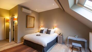 Premium bedding, down comforters, minibar, in-room safe