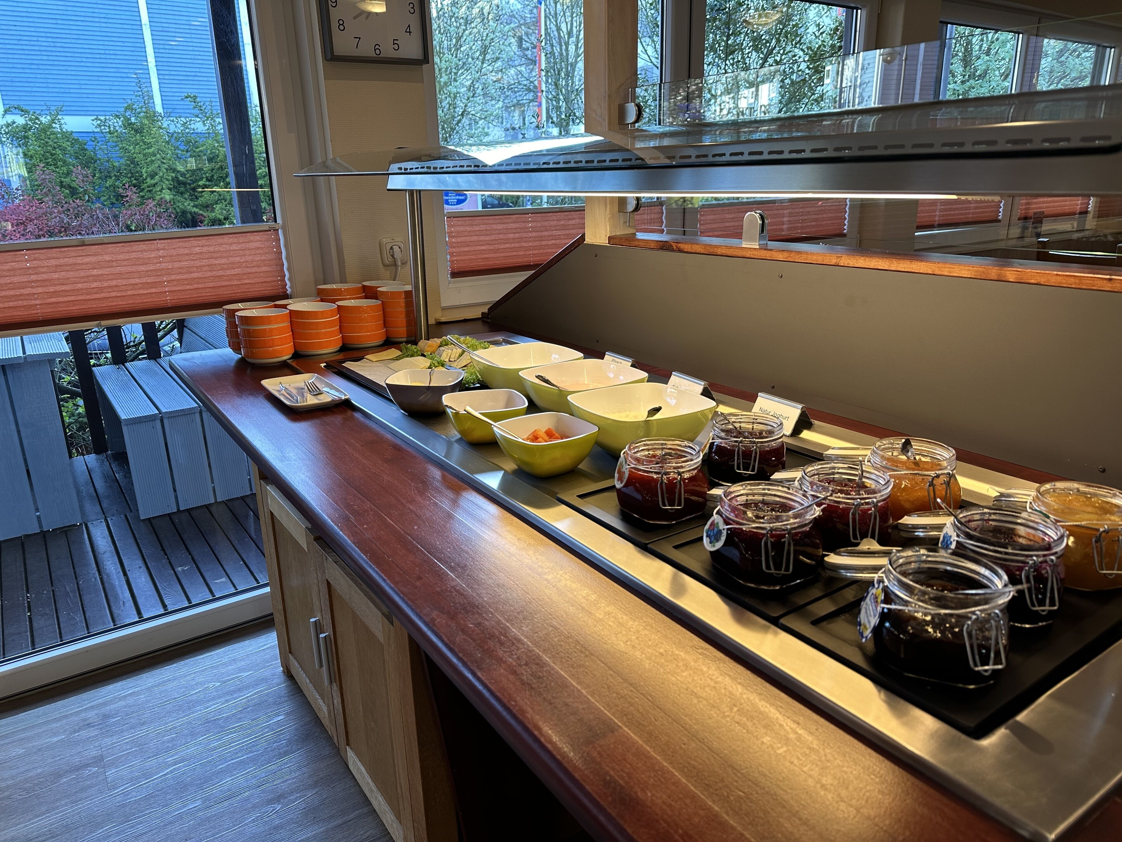 Una mesa de buffet con diferentes alimentos y salsas.