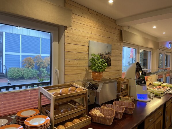 Daily buffet breakfast (EUR 8 per person) - Hotel Schwedenhaus Wismar (Wismar)