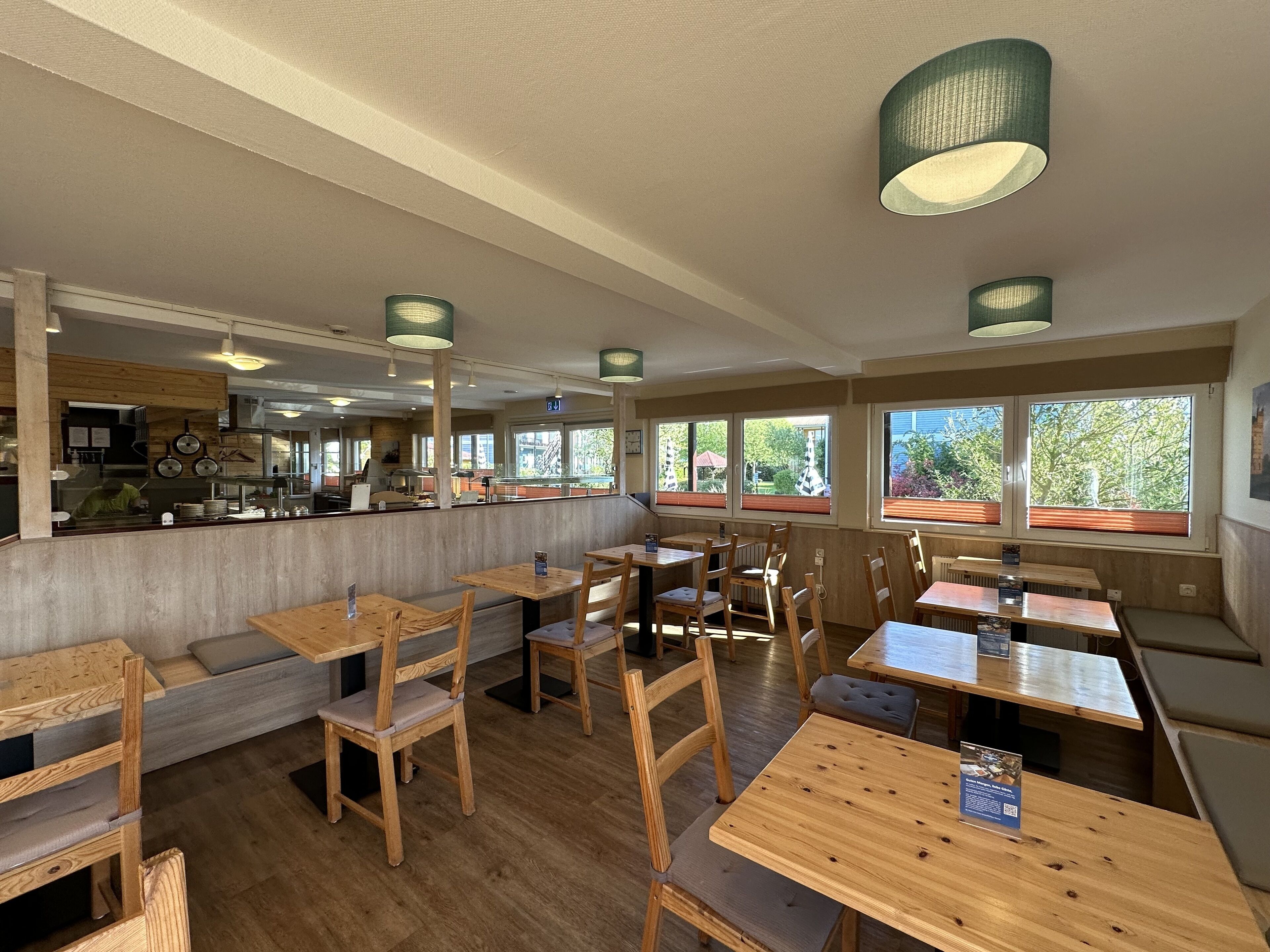 Petit déjeuner buffet (8 EUR par personne)