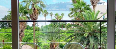 Deluxe Room, 1 Queen Bed, Ocean View | Premium bedding, down comforters, desk, laptop workspace