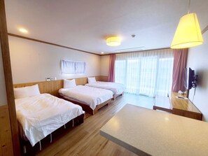 豪華三人房, 多張床 | 高級寢具、羽絨被、書桌、手提電腦工作空間
