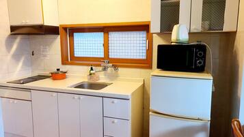 Deluxe Room, 1 Bedroom, Non Smoking | Private kitchen | Fridge, stovetop, electric kettle, cookware/dishes/utensils