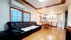 Family Room, 1 Bedroom | Ruang tamu | 42 inci televisyen skrin rata dengan kabel, TV, filem berbayar