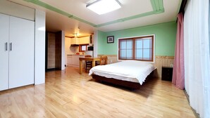 Deluxe Room, 1 Bedroom, Non Smoking | Meja, langsir/tirai gelap terus, kalis bunyi, Wi-fi percuma 