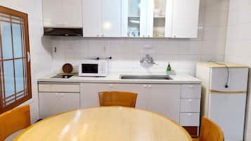 Family Room, 1 Bedroom | Private kitchen | Fridge, stovetop, electric kettle, cookware/dishes/utensils