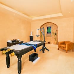 Couples treatment rooms, sauna, steam room, aromatherapy