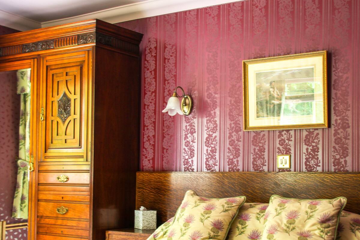 Muebles diferentes, tabla de planchar con plancha y wifi gratis